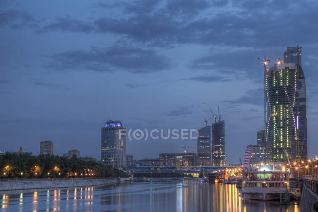 Ciudad horizonte iluminado por la noche, Moscú, Rusia - foto de stock