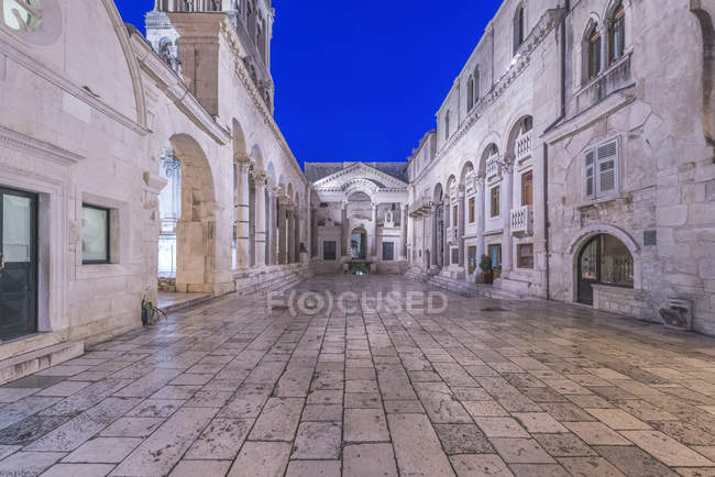 Площадь народов между зданиями Диоклетиана, Сплит, Хорватия — стоковое фото