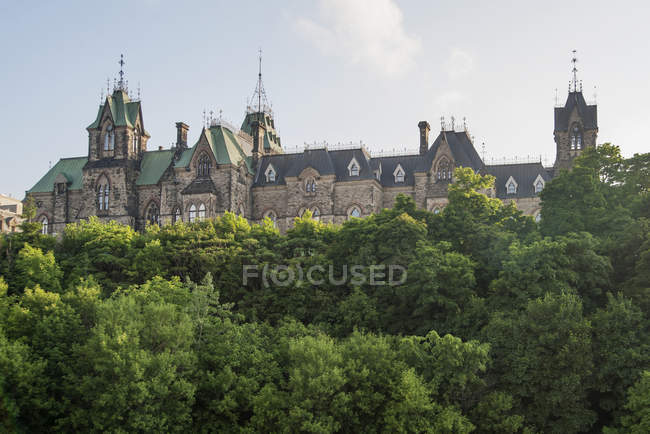 Parliament Hill si affaccia sulla cima degli alberi, Ottawa, Ontario, Canada — Foto stock