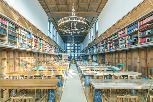 Desks and chairs in University Library of Slovenia, Ljubljana, Central Slovenia, Slovenia — Stock Photo