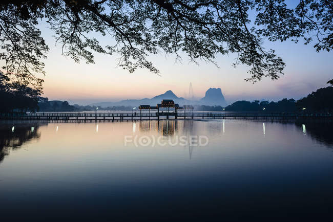 Восход солнца над горами и озером, Хпаан, Кайин, Мьянма — стоковое фото