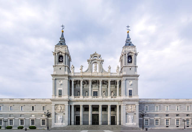 Cattedrale ornata e cielo nuvoloso, Madrid, Spagna, Europa — Foto stock