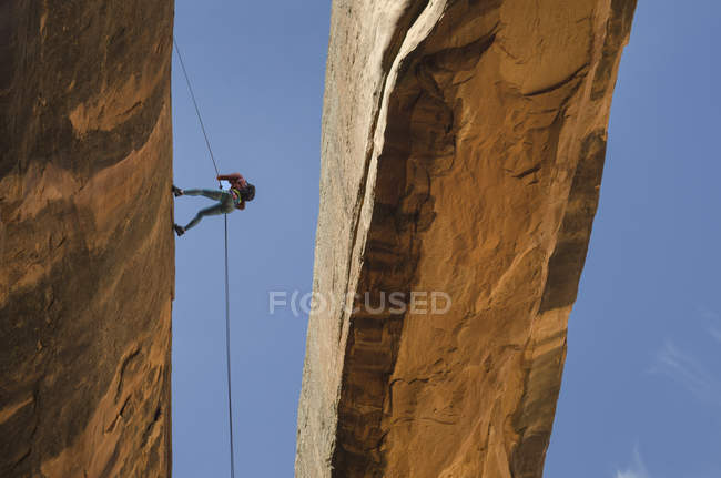 Scalatore di roccia con corda su arco, Moab, Utah, USA — Foto stock