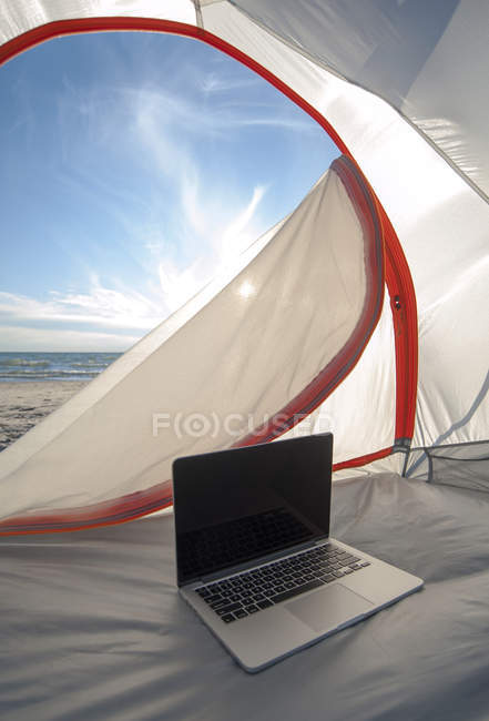 Laptop na barraca de acampamento na praia, Owen Sound, Canadá — Fotografia de Stock