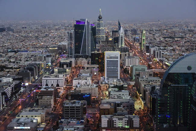 Vue aérienne du paysage urbain la nuit, Riyad, Arabie Saoudite — Photo de stock