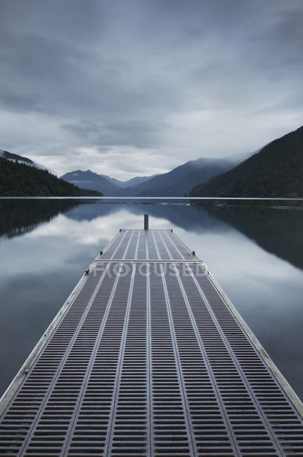 Pier de metal sobre lago ainda remoto — Fotografia de Stock