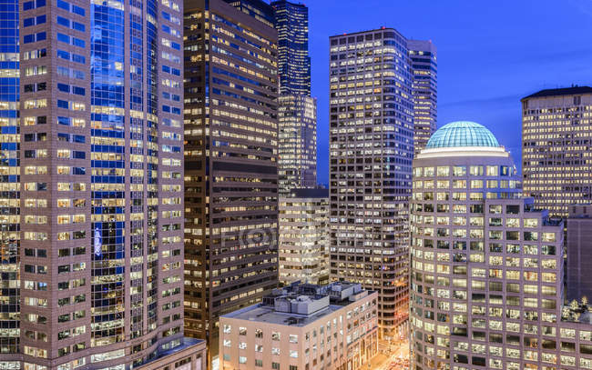 Seattle highrise buildings lit up at night, Washington, Estados Unidos - foto de stock