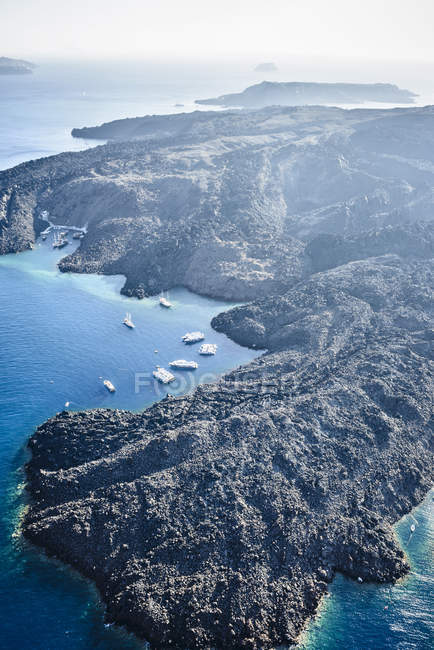 Aerial view of rocky rural coastline, Santorini, Egeo, Greece — Stock Photo
