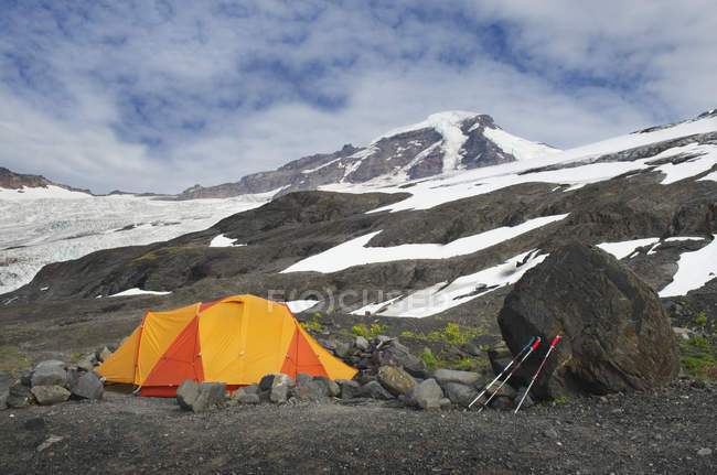 Tienda de campaña en el camping en el paisaje remoto en Cascadas del Norte, Washington, EE.UU. - foto de stock