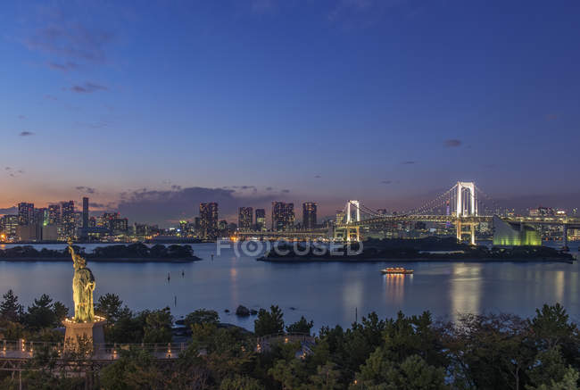 Tokyo ville skyline illuminé la nuit, Tokyo, Japon — Photo de stock