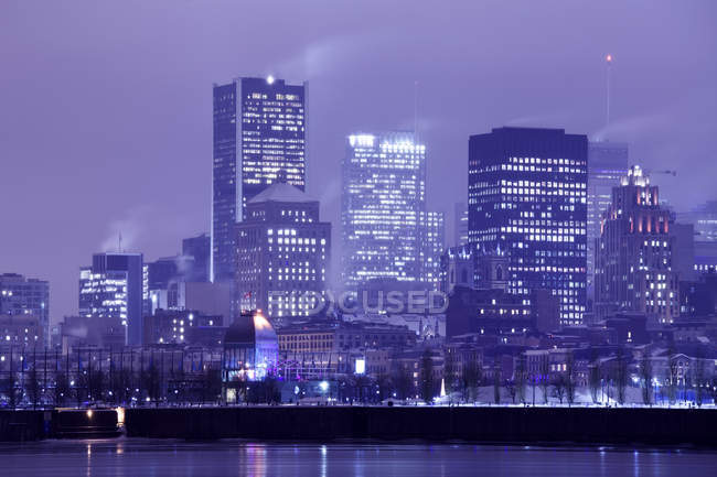Ciudad de Montreal skyline iluminado por la noche, Quebec, Canadá - foto de stock