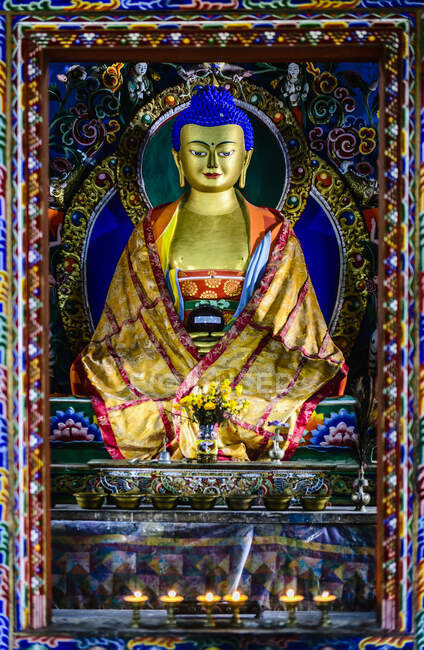 Estatua de Buda en santuario - foto de stock