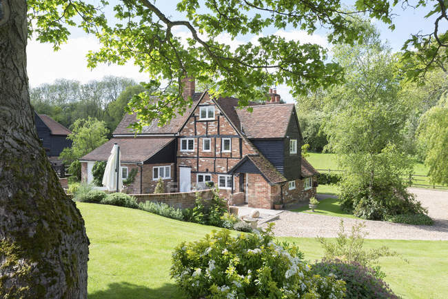 Landhaus und ländliches Feld mit grünen Bäumen in Buckinghamshire, Vereinigtes Königreich — Stockfoto