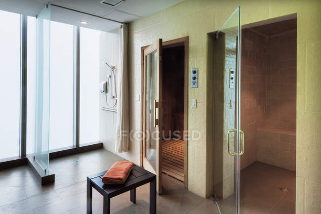 Tabouret douche extérieure et sauna dans un hôtel de luxe — Photo de stock