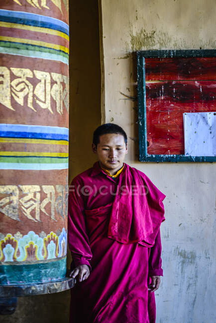 Азиатские монахи стоят у столба в храме — стоковое фото