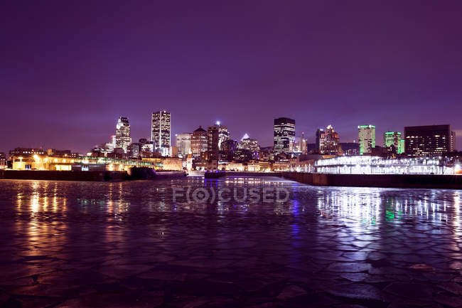 Ciudad de Montreal skyline iluminado por la noche, Quebec, Canadá - foto de stock