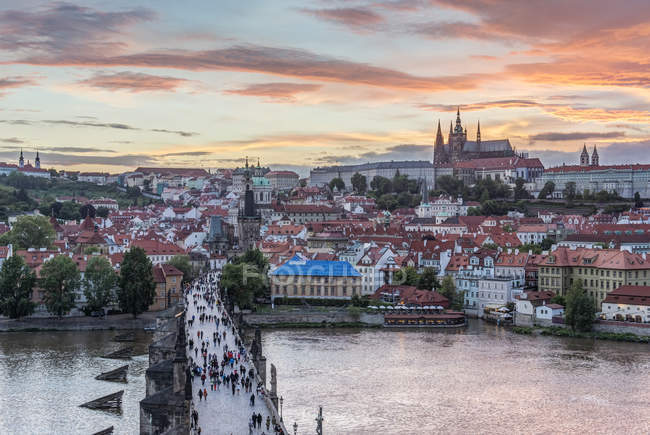 Puente de Carlos, Castillo de Praga y paisaje urbano al atardecer, Praga, República Checa - foto de stock