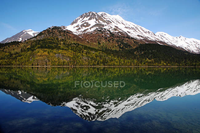 Reflection of mountains in still lake of Alaska, USA — Stock Photo