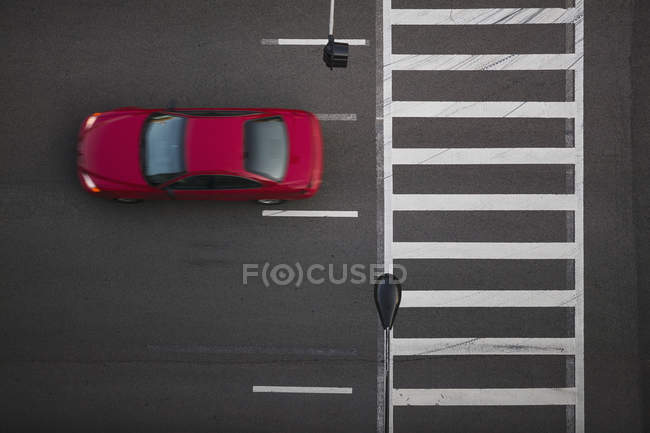 Высокоугольный вид красного автомобиля на улице, Чикаго, США — стоковое фото