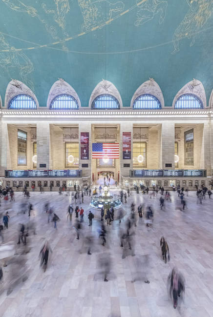 Personas con visión borrosa en la estación Grand Central, Nueva York, Nueva York, Estados Unidos - foto de stock