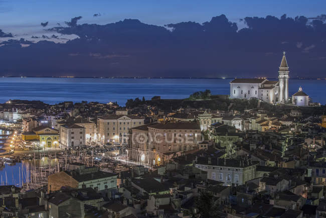 Vue aérienne des bâtiments du village illuminés la nuit, Hvar, Split, Croatie — Photo de stock