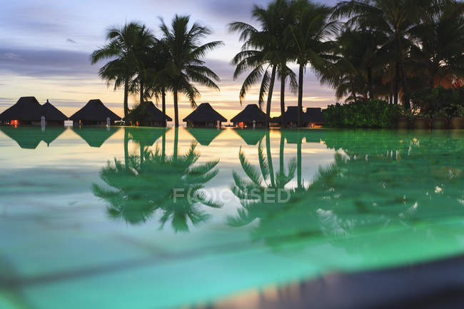 Palmeiras e resort tropical, Bora Bora, Polinésia Francesa — Fotografia de Stock