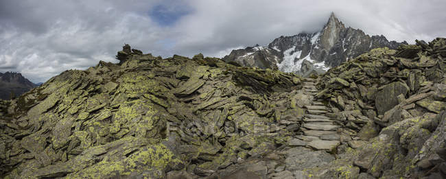 Chemin rocheux vers le glacier Mer de Glace en montagne, Chamonix, France — Photo de stock
