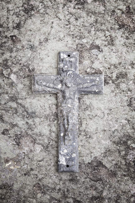 Крупный план резного каменного католического креста на кладбище, Мексика — стоковое фото