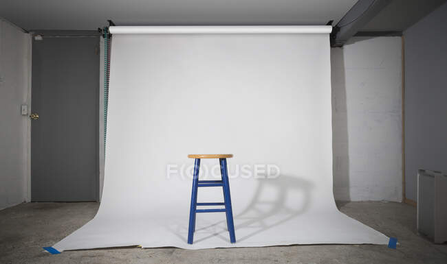 Tabouret simple sur balayage en studio — Photo de stock