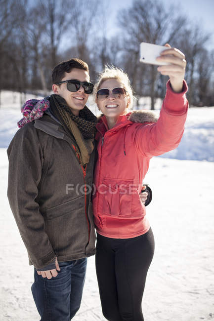 Junges kaukasisches Paar macht Selfie im Winter — Stockfoto