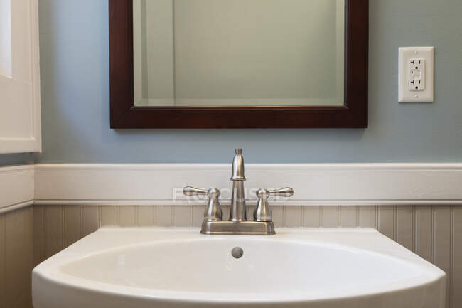 Раковина и зеркало в ванной комнате, крупный план — стоковое фото