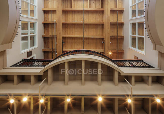 Vista ad angolo basso del balcone nell'edificio per uffici — Foto stock