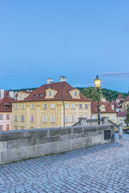 Lampadaire et route pavée à l'aube, Prague, République tchèque — Photo de stock
