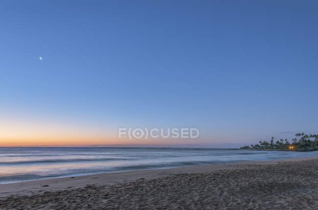 Sunrise over beach and ocean water in Hawaii scenery, USA — Stock Photo