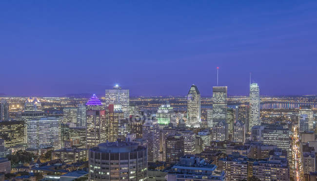 Montreal cidade horizonte iluminado à noite, Quebec, Canadá — Fotografia de Stock
