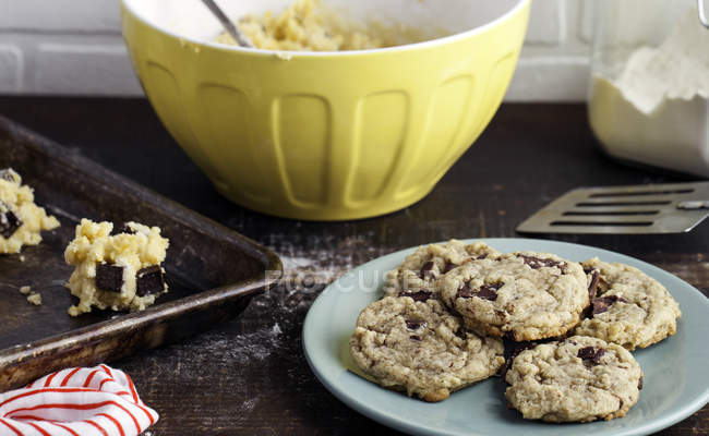 Gros plan sur les biscuits bio frais cuits au four et crus aux pépites de chocolat — Photo de stock