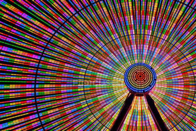 Spinning ferris wheel illuminated at night, Seattle, Washington, USA — Stock Photo