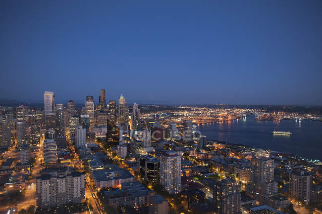 Vista aérea del horizonte de Seattle iluminado por la noche, Washington, Estados Unidos - foto de stock
