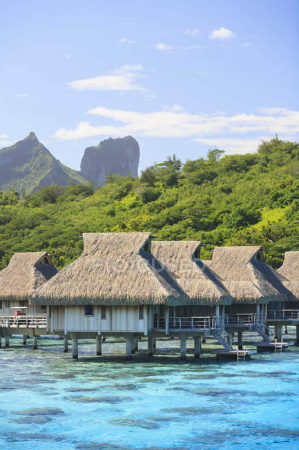 Bungalow sull'oceano tropicale, Bora Bora, Polinesia Francese — Foto stock