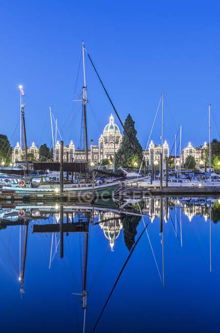 Édifices du Parlement et port illuminés à l'aube, Victoria (Colombie-Britannique), Canada — Photo de stock