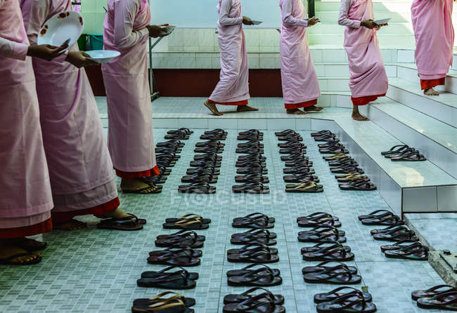 Ченці залишають сандалі біля сходів в М'янмі — стокове фото