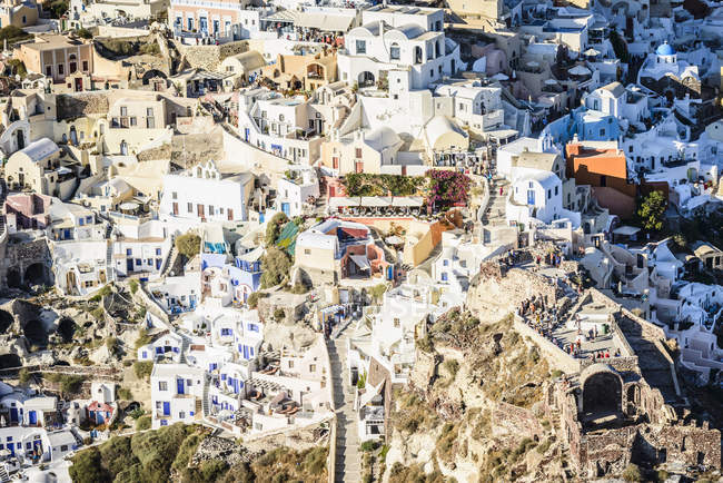 Vista aérea de la ciudad en la ladera, Oia, Egeo, Grecia - foto de stock