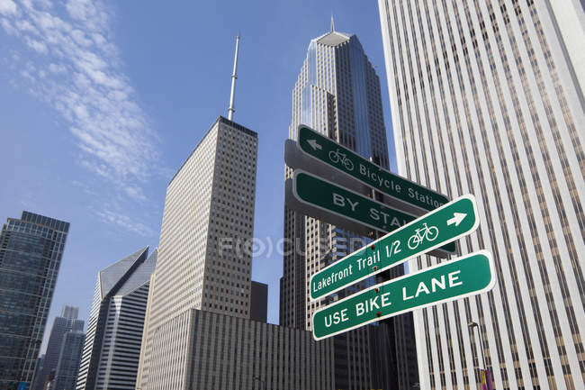 Close-up de sinais de trânsito em Chicago city street, Chicago, Estados Unidos da América — Fotografia de Stock