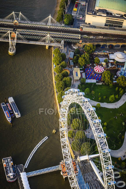 Vue aérienne du paysage urbain de Londres, de l'oeil et de la rivière de Londres, Angleterre — Photo de stock