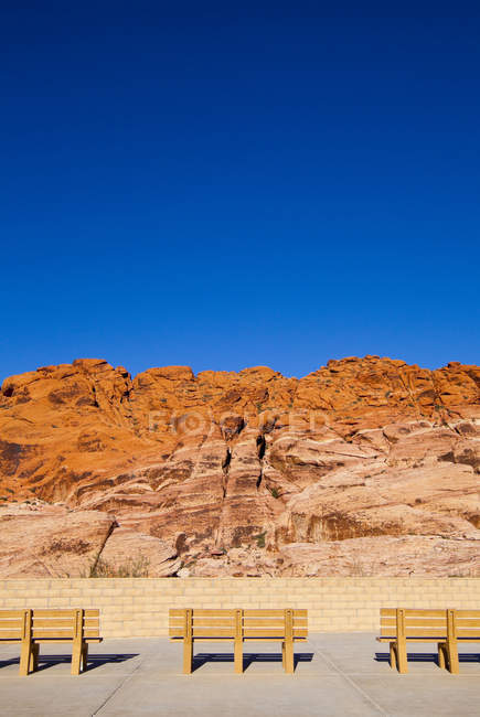 Паркові лавки, що виходять на червоний рок-Каньйон, Невада, Сполучені Штати — стокове фото