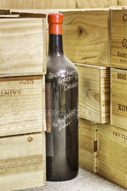 Primo piano della bottiglia di vino firmata in cantina — Foto stock