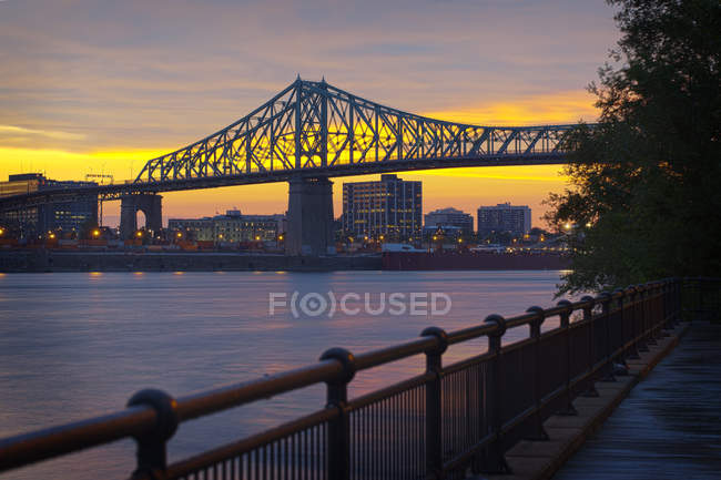 Ciudad de Montreal skyline y puente al atardecer, Quebec, Canadá - foto de stock