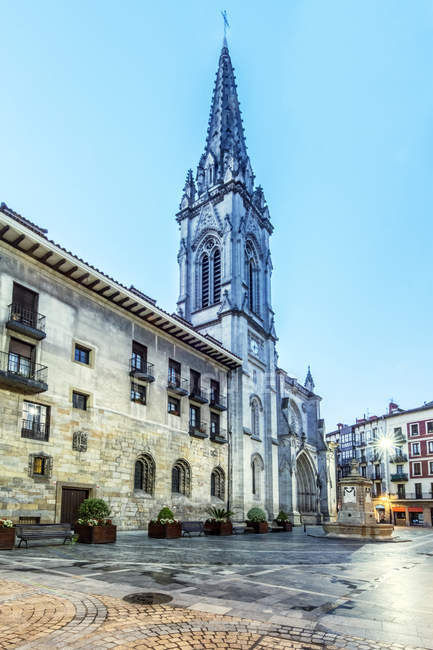 Vista de baixo ângulo da igreja ornamentada, Bilbau, Biscaia, Espanha, Europa — Fotografia de Stock