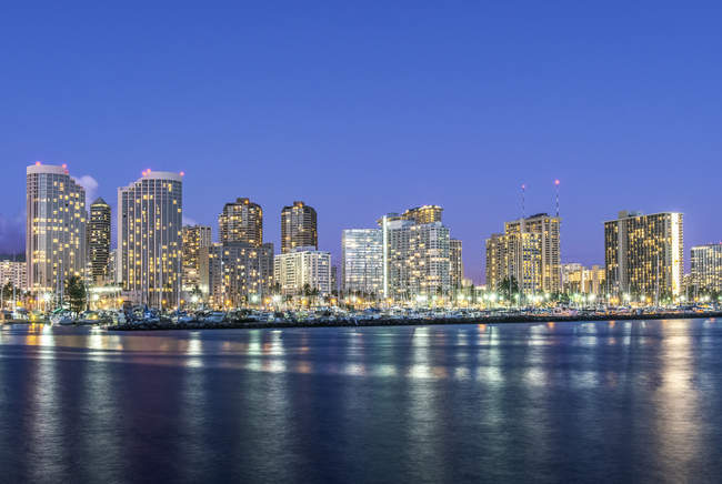 Honolulu city skyline reflexion im meer, hawaii, vereinigte staaten — Stockfoto