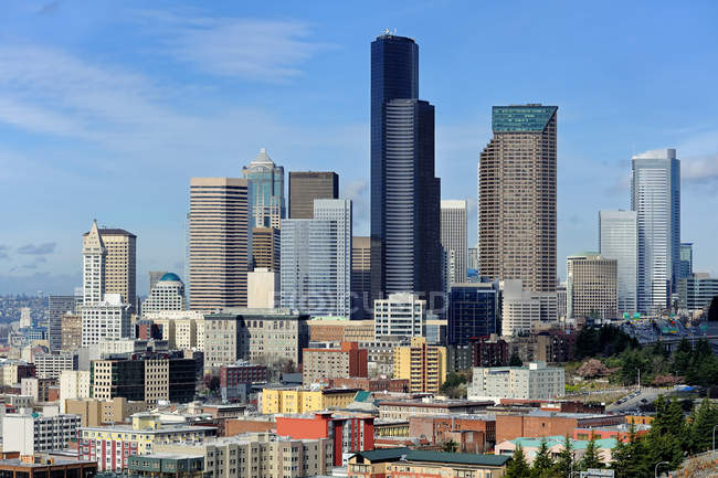 Ciudad de Seattle skyline con rascacielos modernos contra el cielo azul, Seattle, Washington, Estados Unidos - foto de stock